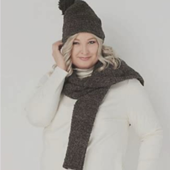 NWT Barefoot Dreams CozyChic Pom-Pom Beanie and Scarf Set in Carbon Black - Picture 2 of 5